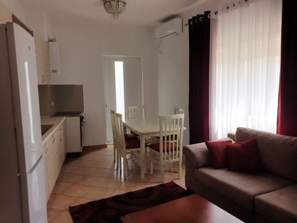 Tirane, jepet me qera apartament 1+1 Kati 2, 65 m² 350 € (prane pallateve Cabej)