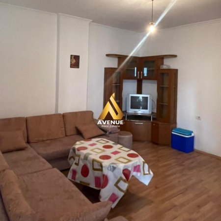 Tirane, jepet me qera apartament 2+1 , 450 € (Pallati me shigjeta)
