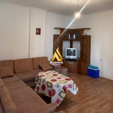 Tirane, jepet me qera apartament 2+1 , 450 € (Pallati me shigjeta)