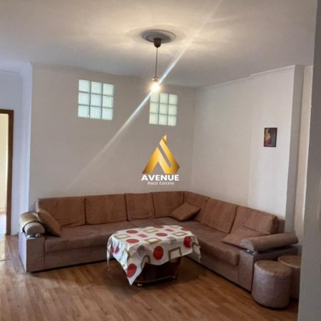 Tirane, jepet me qera apartament 2+1 , 450 € (Pallati me shigjeta)