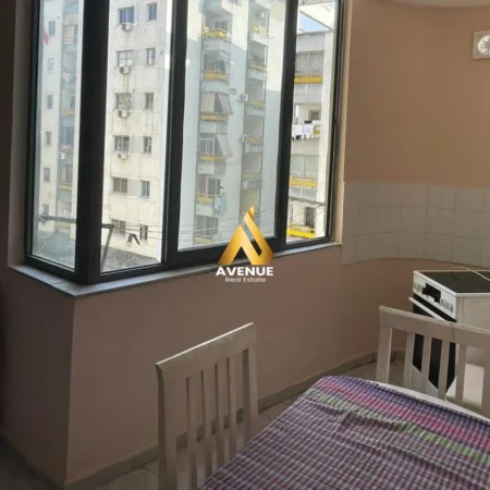Tirane, jepet me qera apartament 2+1 , 450 € (Pallati me shigjeta)