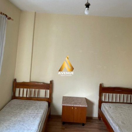 Tirane, jepet me qera apartament 2+1 , 450 € (Pallati me shigjeta)
