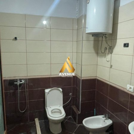 Tirane, jepet me qera apartament 2+1 , 450 € (Pallati me shigjeta)