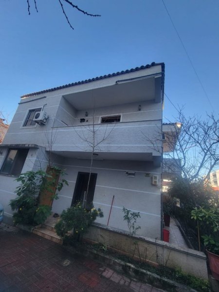 Tirane, shitet shtepi 2 Katshe , 160 m² 220.000 € (ne rrugen 5 Maj Tirane)