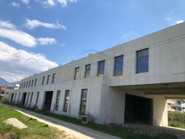 Tirane, jepet me qera magazine , 2.000 m² 8.000 € (Kamez)