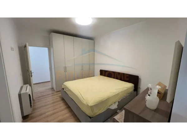 Tirane, jepet me qera apartament 2+1+Ballkon Kati 3, 135 m² (Pazari i rI)
