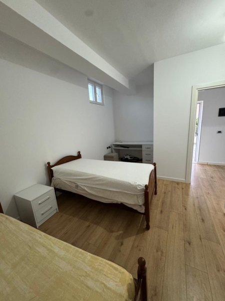 Tirane, jepet me qera Vile 3+1+Aneks+Ballkon Kati 2, 160 m² 1.500 € 