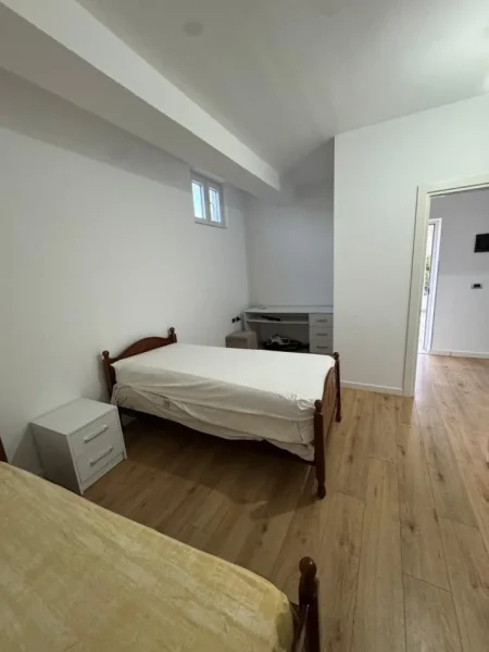 Tirane, jepet me qera Vile 3+1+Aneks+Ballkon Kati 2, 160 m² 1.500 € 