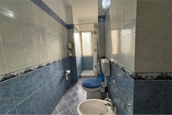 Vlore, jepet me qera apartament 2+1+Ballkon Kati 6, 85 m² 30.000 € (Rruga Hasan Kushta Skele, Vlorë)