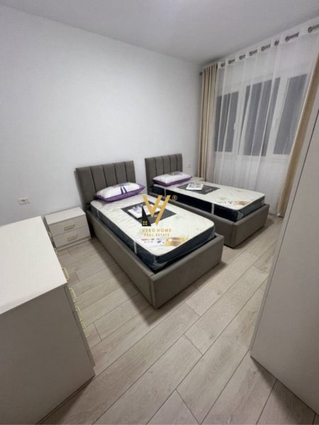 Tirane, jepet me qera apartament 2+1+Ballkon Kati 9, 100 m² 600 € (UNAZA E RE)