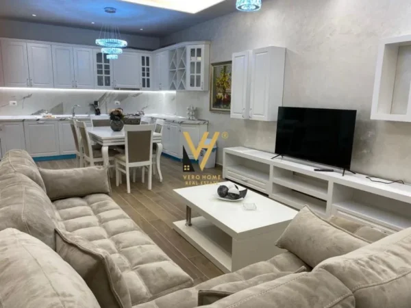 Tirane, jepet me qera apartament 2+1+Ballkon Kati 7, 110 m² 600 € (YZBERISHT)
