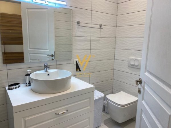 Tirane, jepet me qera apartament 2+1+Ballkon Kati 7, 110 m² 600 € (YZBERISHT)