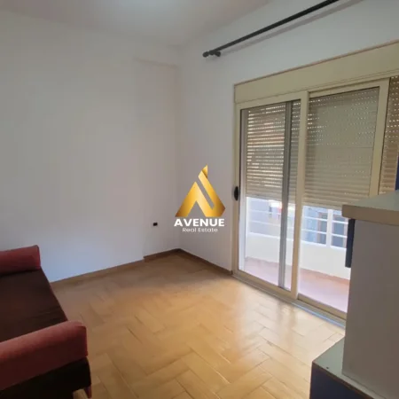 Tirane, jepet me qera apartament 2+1+Ballkon Kati 2, 90 m² 650 € (him kolli)