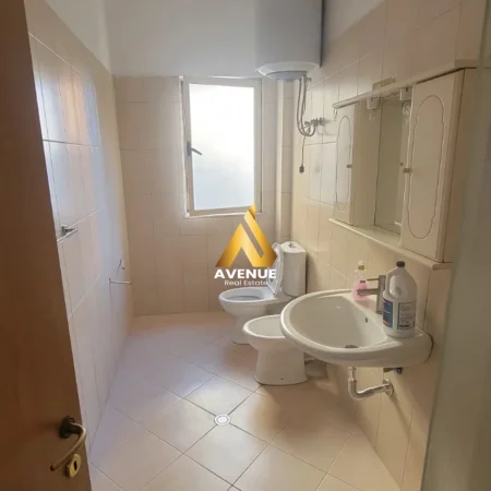 Tirane, jepet me qera apartament 2+1+Ballkon Kati 2, 90 m² 650 € (him kolli)