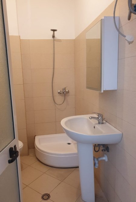 Tirane, jepet me qera apartament 1+1 Kati 1, 65 m² 350 €