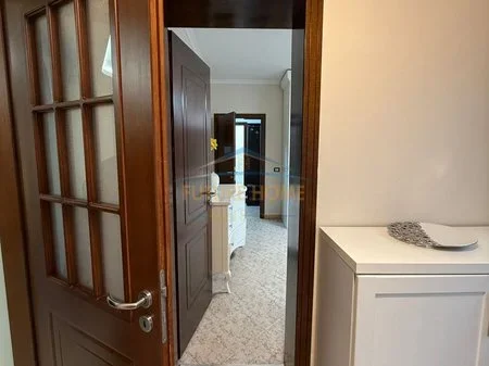 Shitet, Apartament 2+1, Rruga Hoxha Tahsim, Tiranë. AREA61380