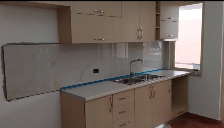 Tirane, jepet me qera apartment 2 +1 500 € Pas Kristalit