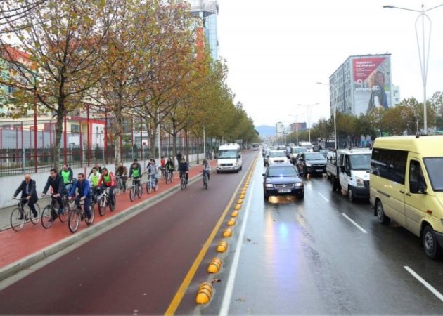 Tirane, jepet me qera ambjent biznesi Kati -1, 35 m² 400 € (Rruga DRITAN HOXHA SHESHI SHQIPONJA)