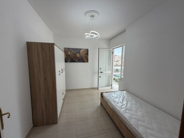 Tirane, jepet me qera apartament 2+1+Ballkon Kati 4, 85 m² 450 € 
