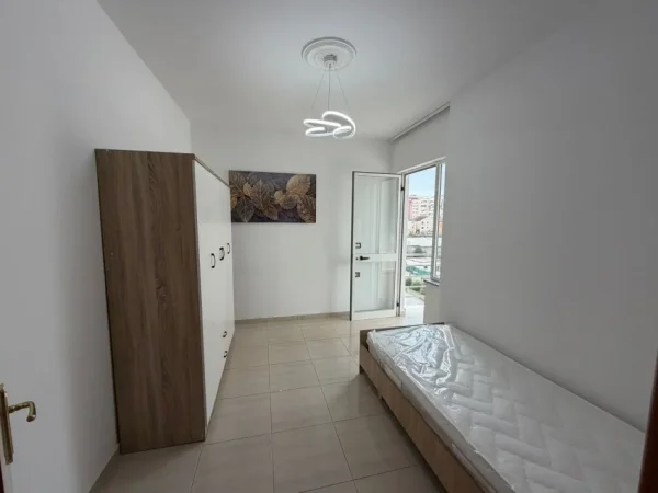 Tirane, jepet me qera apartament 2+1+Ballkon Kati 4, 85 m² 450 € 