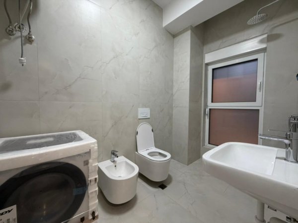 Tirane, jepet me qera apartament 1+1+Ballkon Kati 8, 60 m² 500 € (Rruga Pasho Hysa)