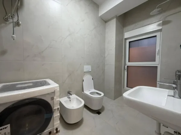 Tirane, jepet me qera apartament 1+1+Ballkon Kati 8, 60 m² 500 € (Rruga Pasho Hysa)
