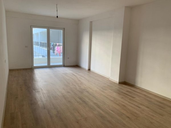 Tirane, jepet me qera apartament 1+1 Kati 2, 80 m² 400 € (Kombinat.)