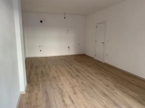 Tirane, jepet me qera apartament 1+1 Kati 2, 80 m² 400 € (Kombinat.)