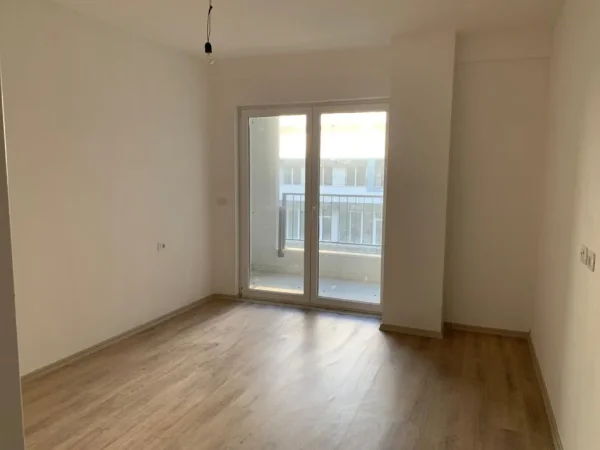 Tirane, jepet me qera apartament 1+1 Kati 2, 80 m² 400 € (Kombinat.)