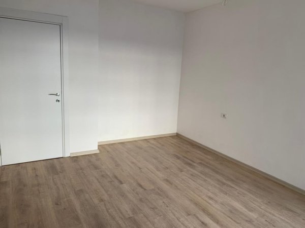 Tirane, jepet me qera apartament 1+1 Kati 2, 80 m² 400 € (Kombinat.)