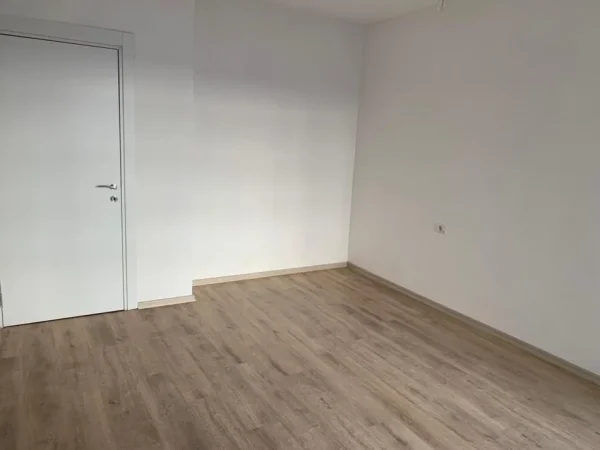 Tirane, jepet me qera apartament 1+1 Kati 2, 80 m² 400 € (Kombinat.)