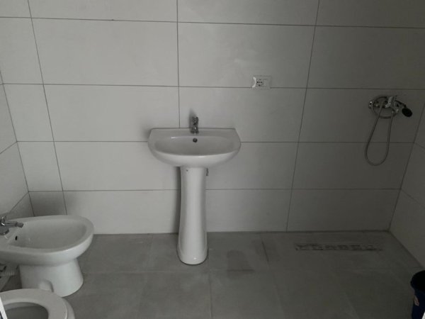 Tirane, jepet me qera apartament 1+1 Kati 2, 80 m² 400 € (Kombinat.)