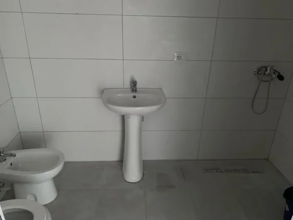 Tirane, jepet me qera apartament 1+1 Kati 2, 80 m² 400 € (Kombinat.)