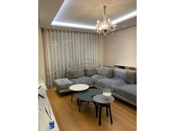Tirane, jepet me qera apartament 3+1 Kati 3, 125 m² 900 € 