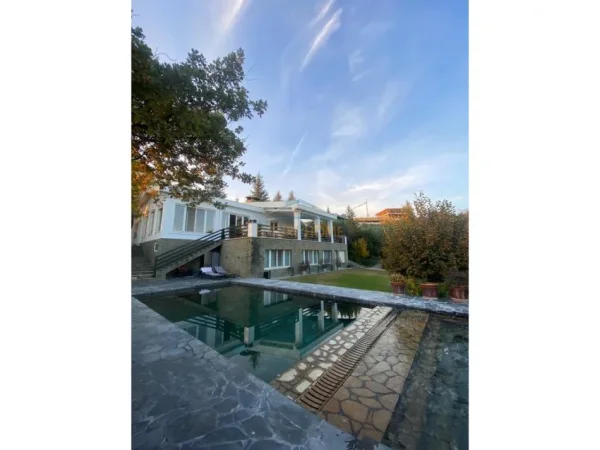 Tirane, shitet Vile 2 Katshe Kati 0, 2.250 m² 3.900.000 € (Teg)