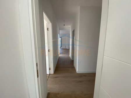 Tirane, shitet apartament 3+1+Ballkon Kati 7, 207 m² 351.200 € (Pazari i ri)