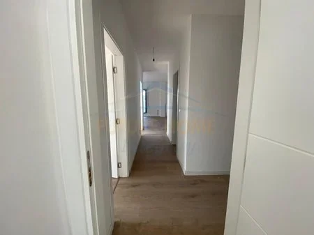 Tirane, shitet apartament 3+1+Ballkon Kati 7, 207 m² 351.200 € (Pazari i ri)