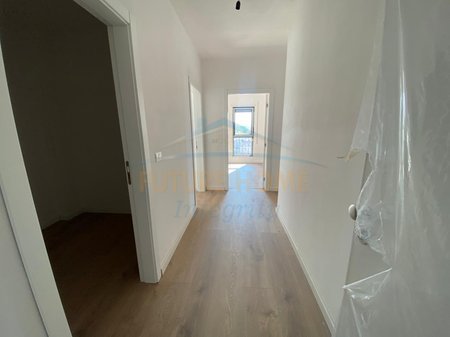 Tirane, shitet apartament 3+1+Ballkon Kati 7, 207 m² 351.200 € (Pazari i ri)