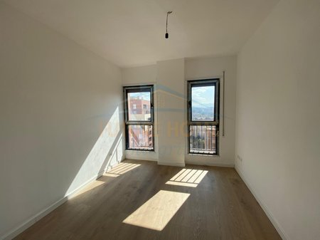 Tirane, shitet apartament 3+1+Ballkon Kati 7, 207 m² 351.200 € (Pazari i ri)