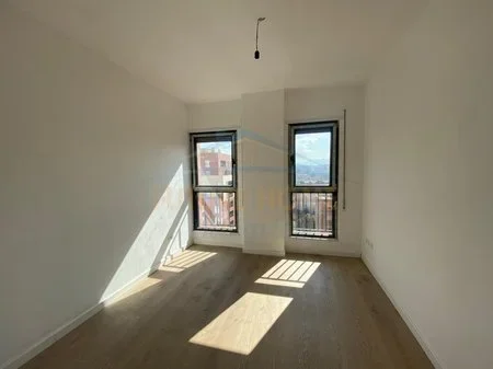 Tirane, shitet apartament 3+1+Ballkon Kati 7, 207 m² 351.200 € (Pazari i ri)