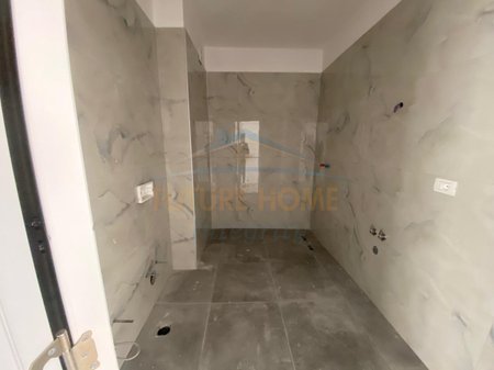 Tirane, shitet apartament 3+1+Ballkon Kati 7, 207 m² 351.200 € (Pazari i ri)