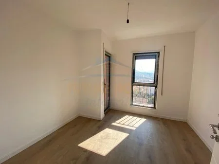 Tirane, shitet apartament 3+1+Ballkon Kati 7, 207 m² 351.200 € (Pazari i ri)