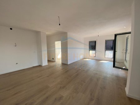 Tirane, shitet apartament 3+1+Ballkon Kati 7, 207 m² 351.200 € (Pazari i ri)