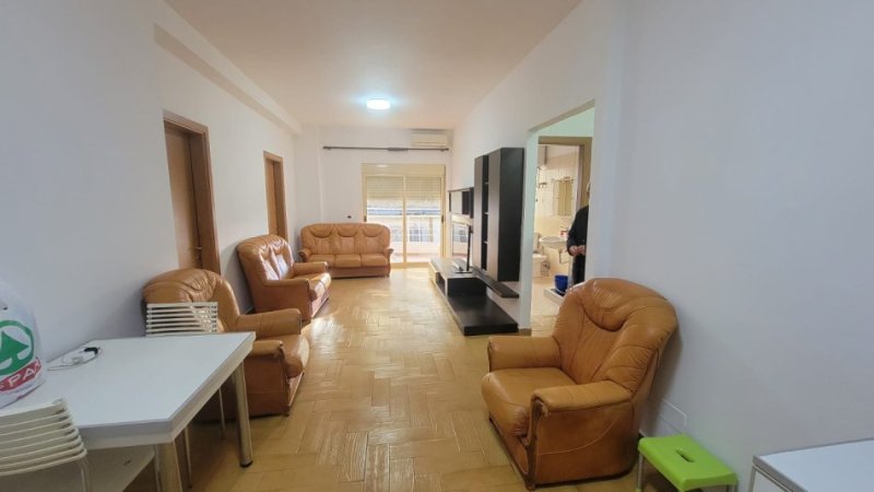 Tirane, jepet me qera apartament 2+1 Kati 2, 95 m² 650 € (Myslym Shyr)