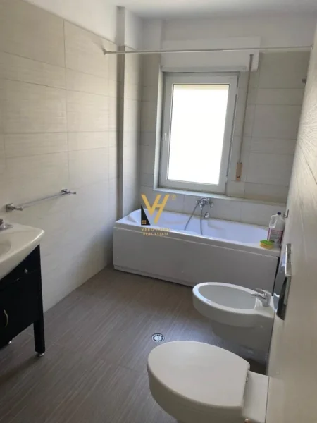 Tirane, jepet me qera apartament 2+1+Ballkon Kati 6, 120 m² 1.100 € (KOPSHTI ZOOLOGJIK)