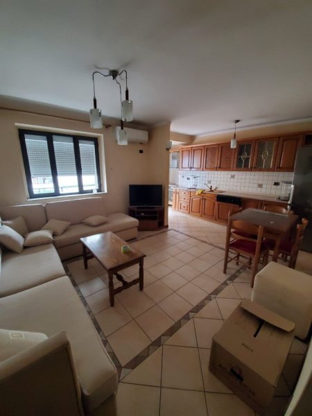 Tirane, jepet me qera apartament 2+1+Ballkon Kati 4, 75 m² 500 € 