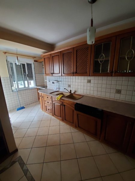 Tirane, jepet me qera apartament 2+1+Ballkon Kati 4, 75 m² 500 € 