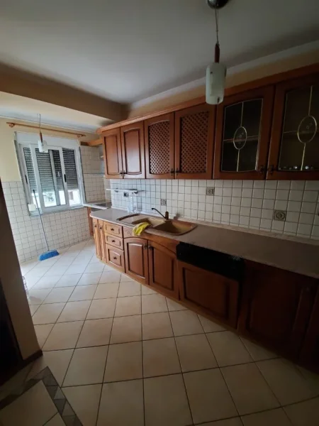 Tirane, jepet me qera apartament 2+1+Ballkon Kati 4, 75 m² 500 € 