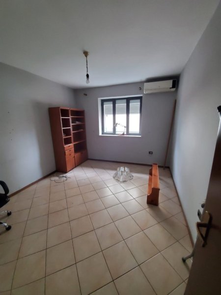 Tirane, jepet me qera apartament 2+1+Ballkon Kati 4, 75 m² 500 € 