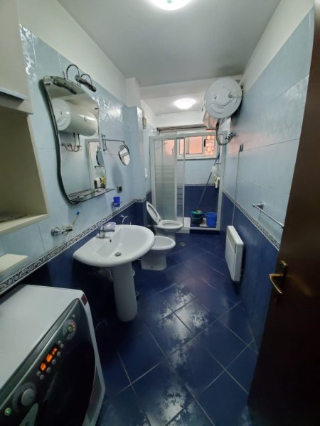 Tirane, jepet me qera apartament 2+1+Ballkon Kati 4, 75 m² 500 € 